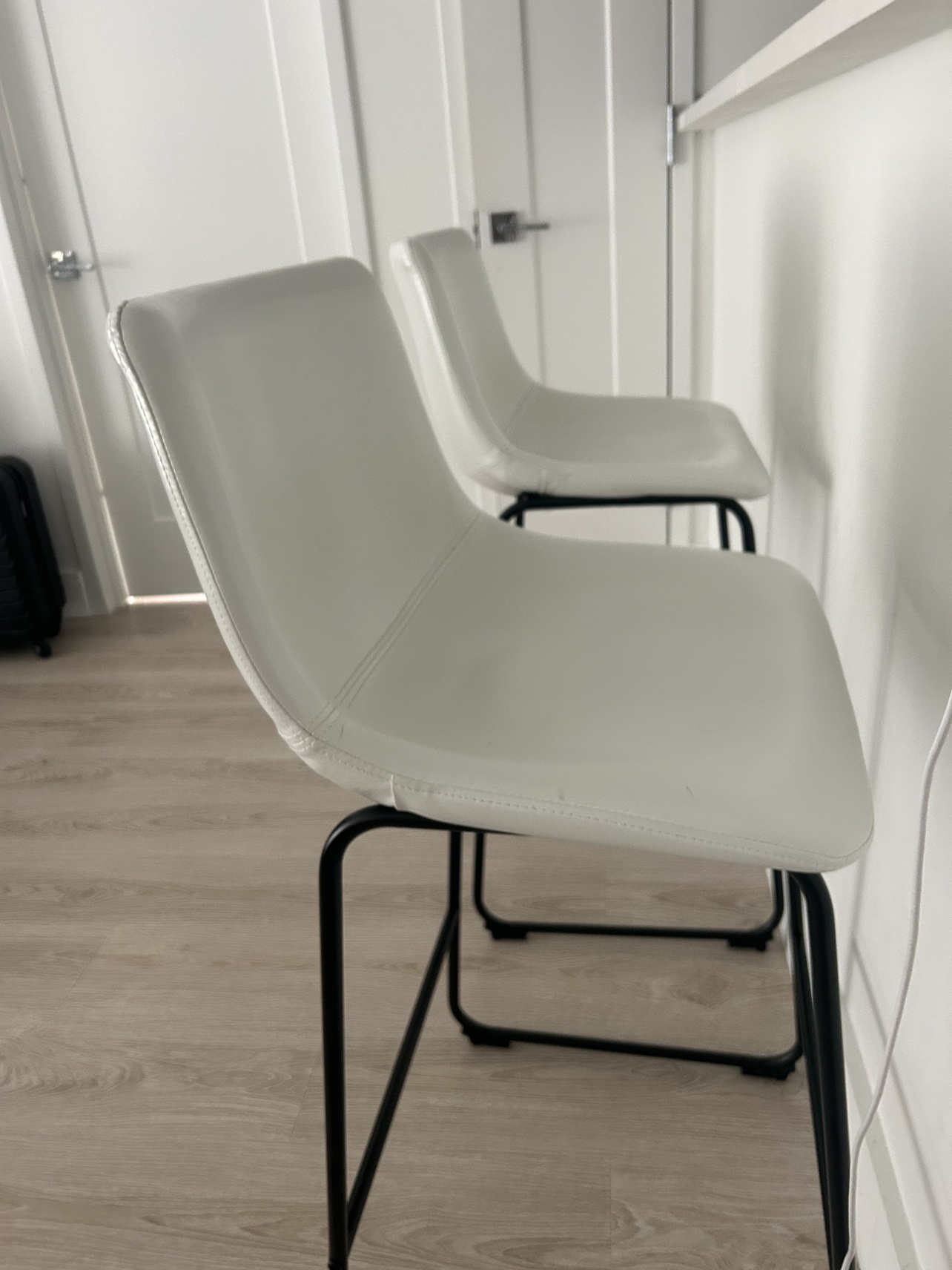 30-Inch White Bar Stool Set - photo 5