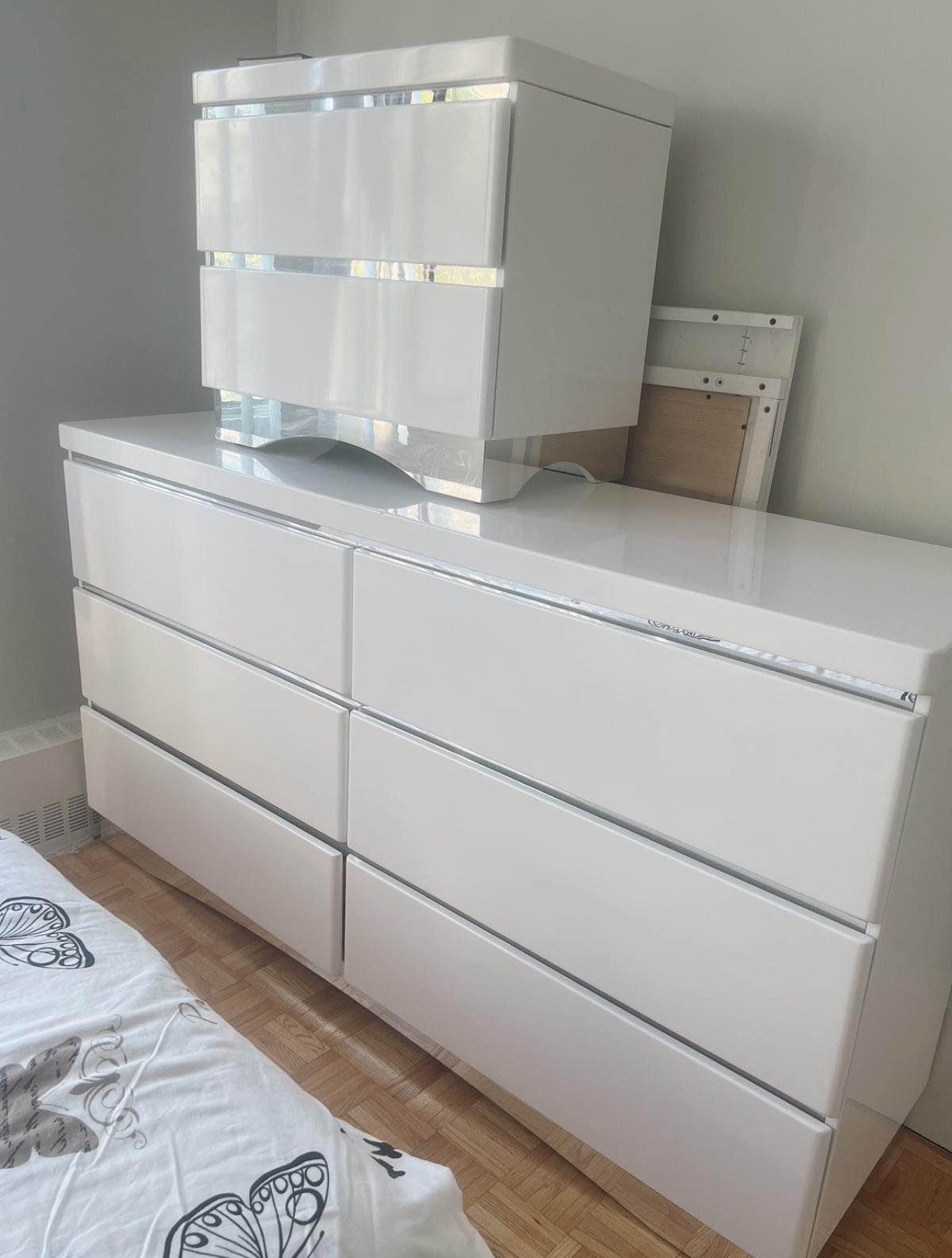 Bed queen size with dresser drawer and mirror image indicator(4)