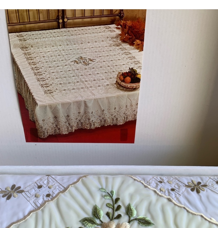 Vintage Embroidered Italian bedspread - photo 2