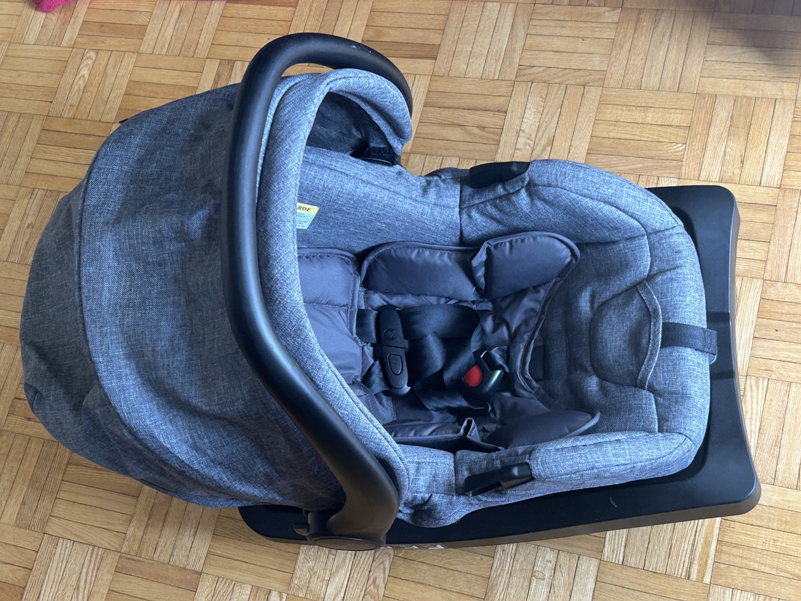 Evenflo Baby car seat with base (like new)