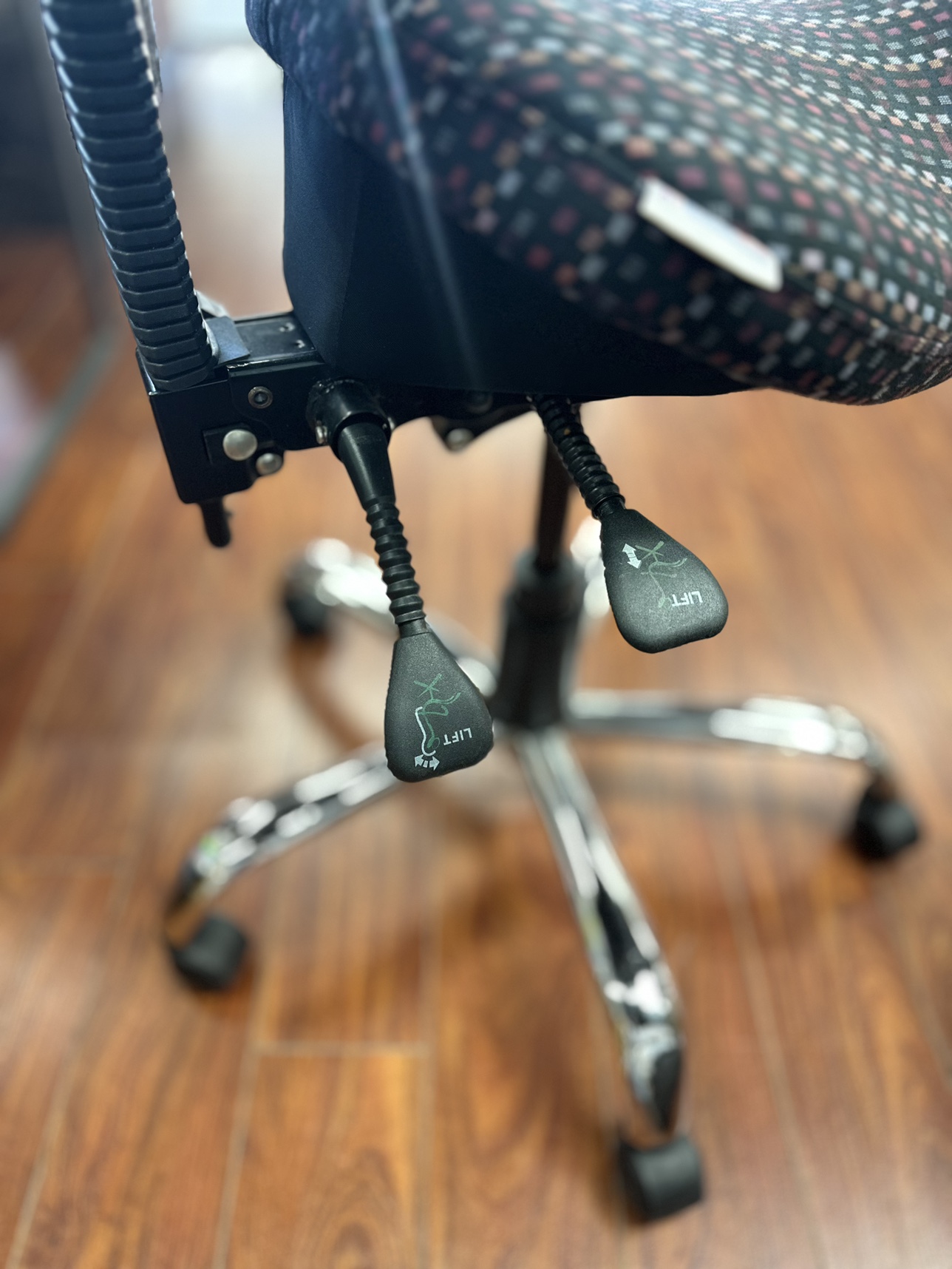 Office adjustable chair - photo 4