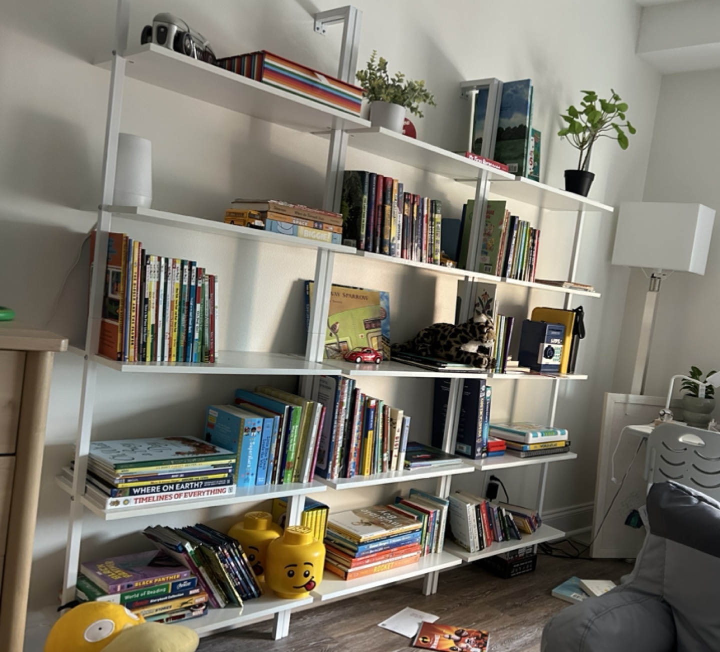 Four (4) white ladder bookcases in white - photo 3