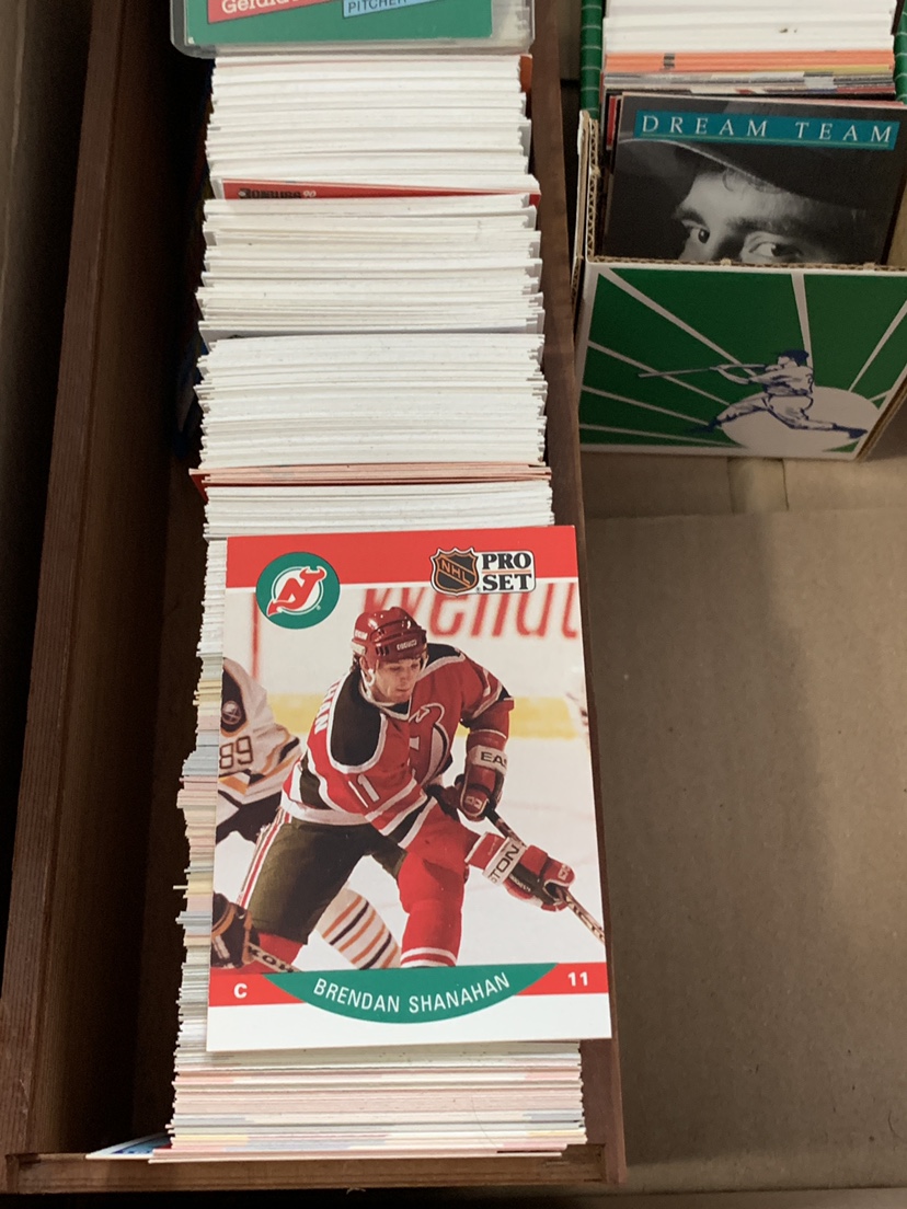 100s of old sports cards, baseball hockey. image indicator(2)