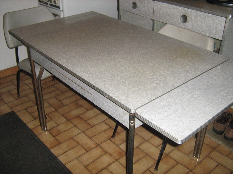 1950’s kitchen set- 4 matching white chairs and Formica table - photo 3
