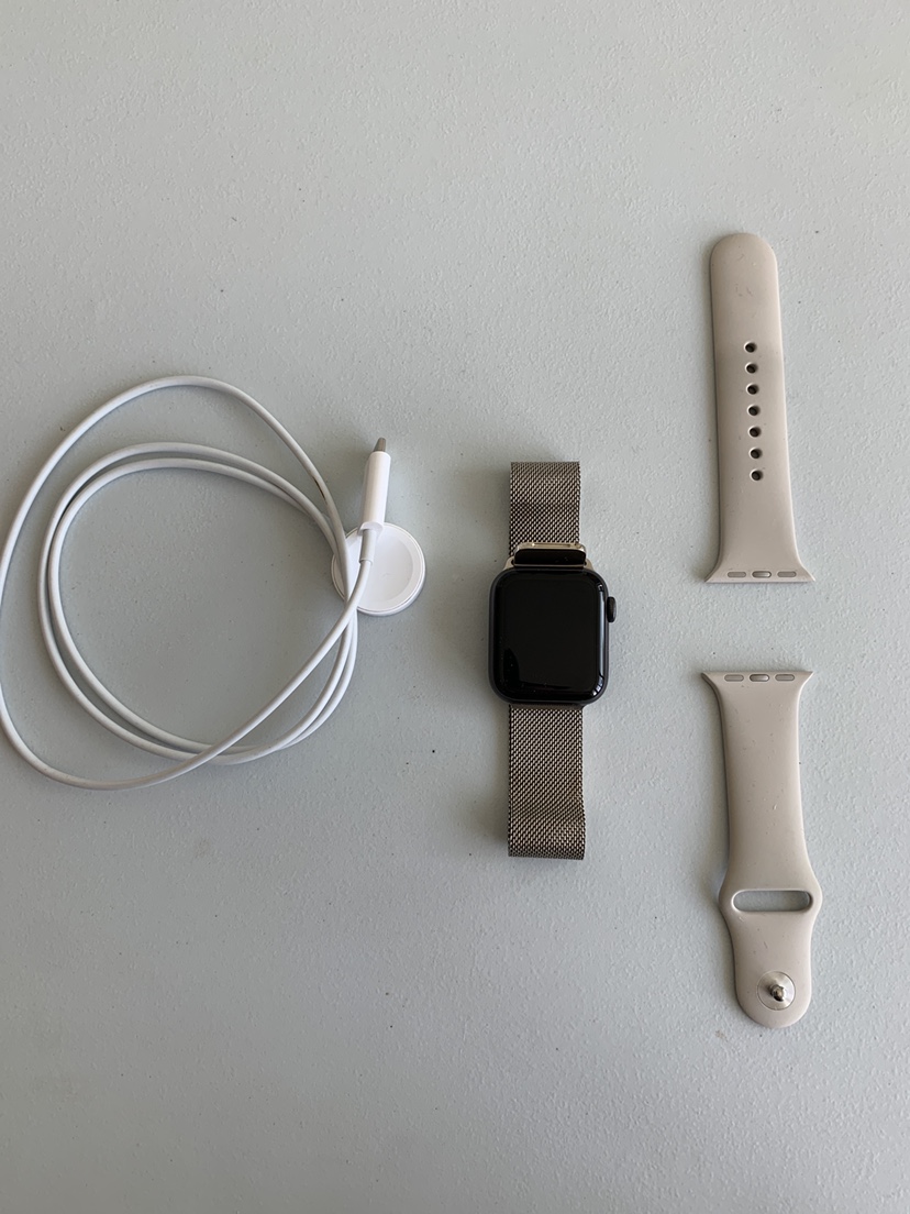Apple Watch SE Gen 1 with Bands and Charger
