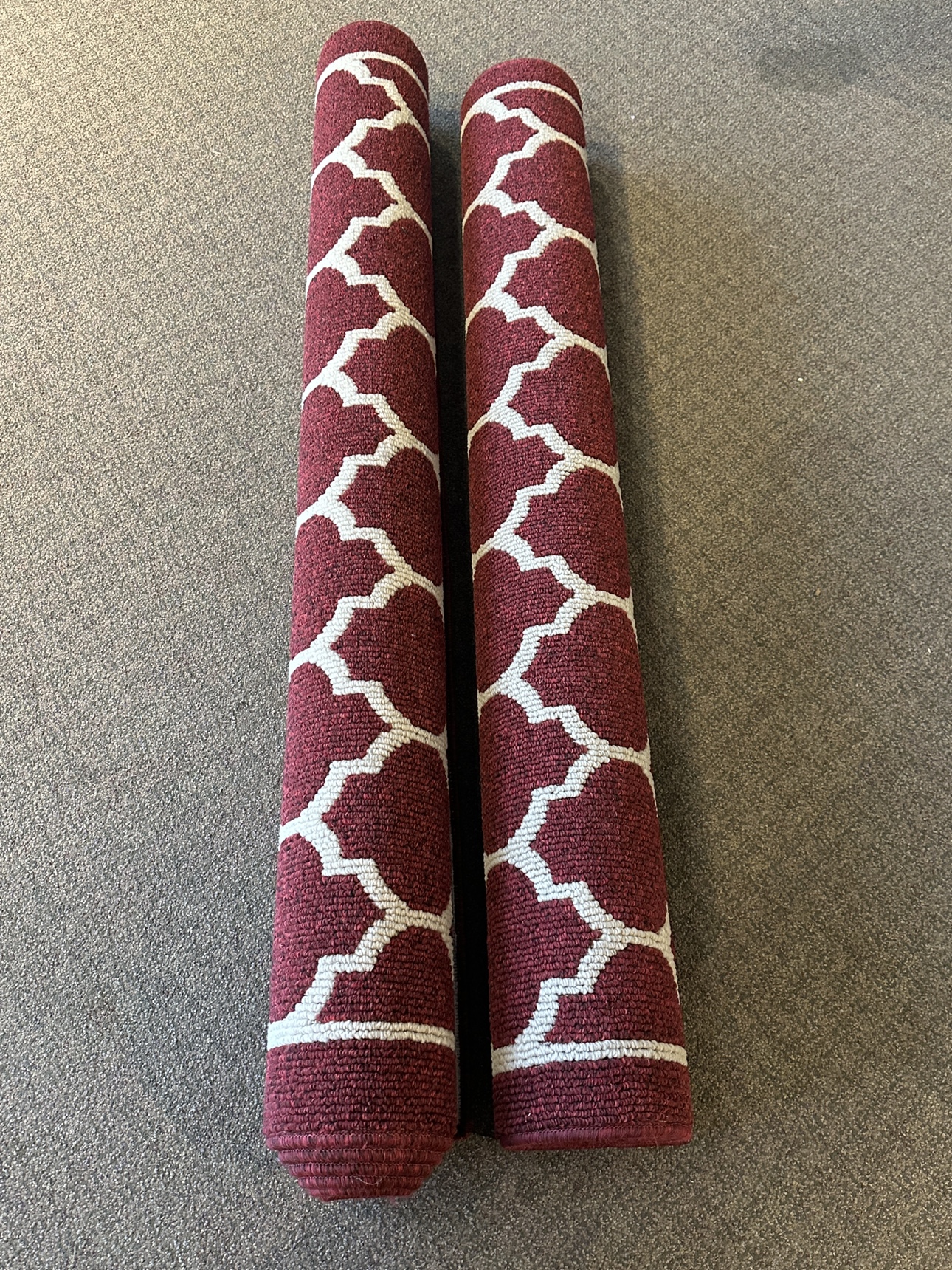Red and White Geometric Area Rug - photo 2