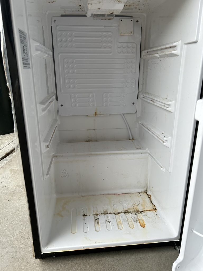Small Black Fridge #freecycle - photo 3