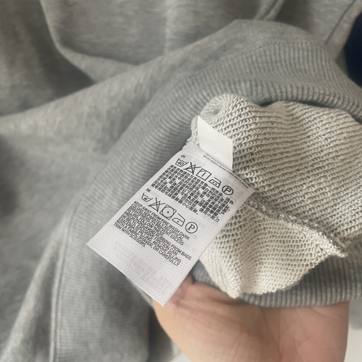 Uniqlo Grey Crewneck Sweatshirt Size Small image indicator(6)