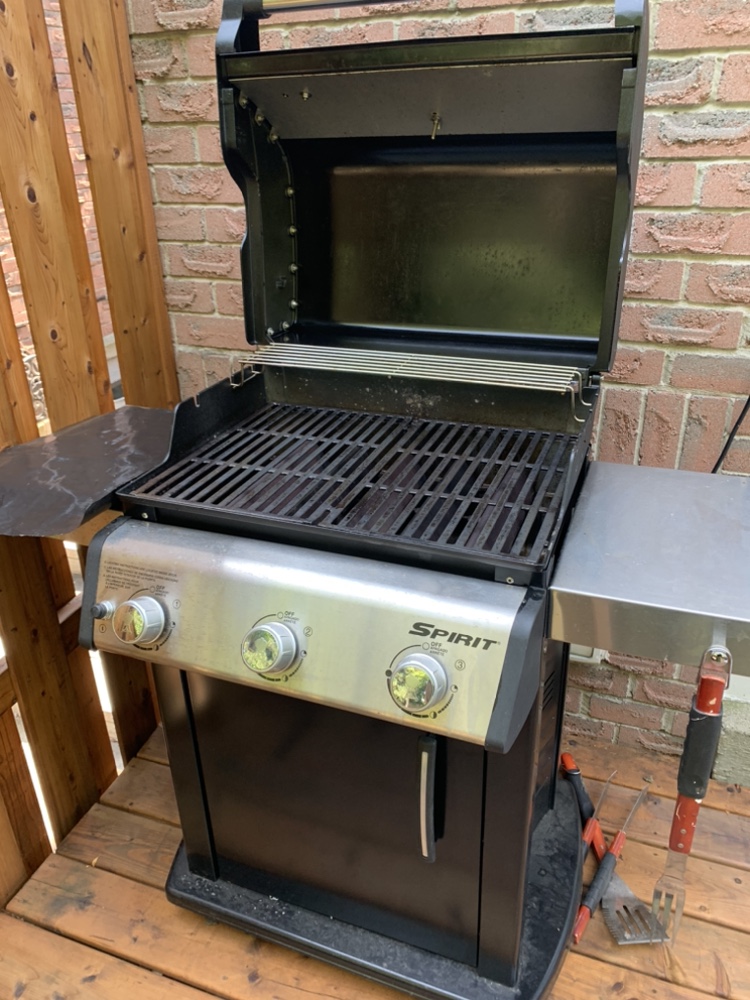 2year old Weber Spirit 3-Burner Propane BBQ - photo 2