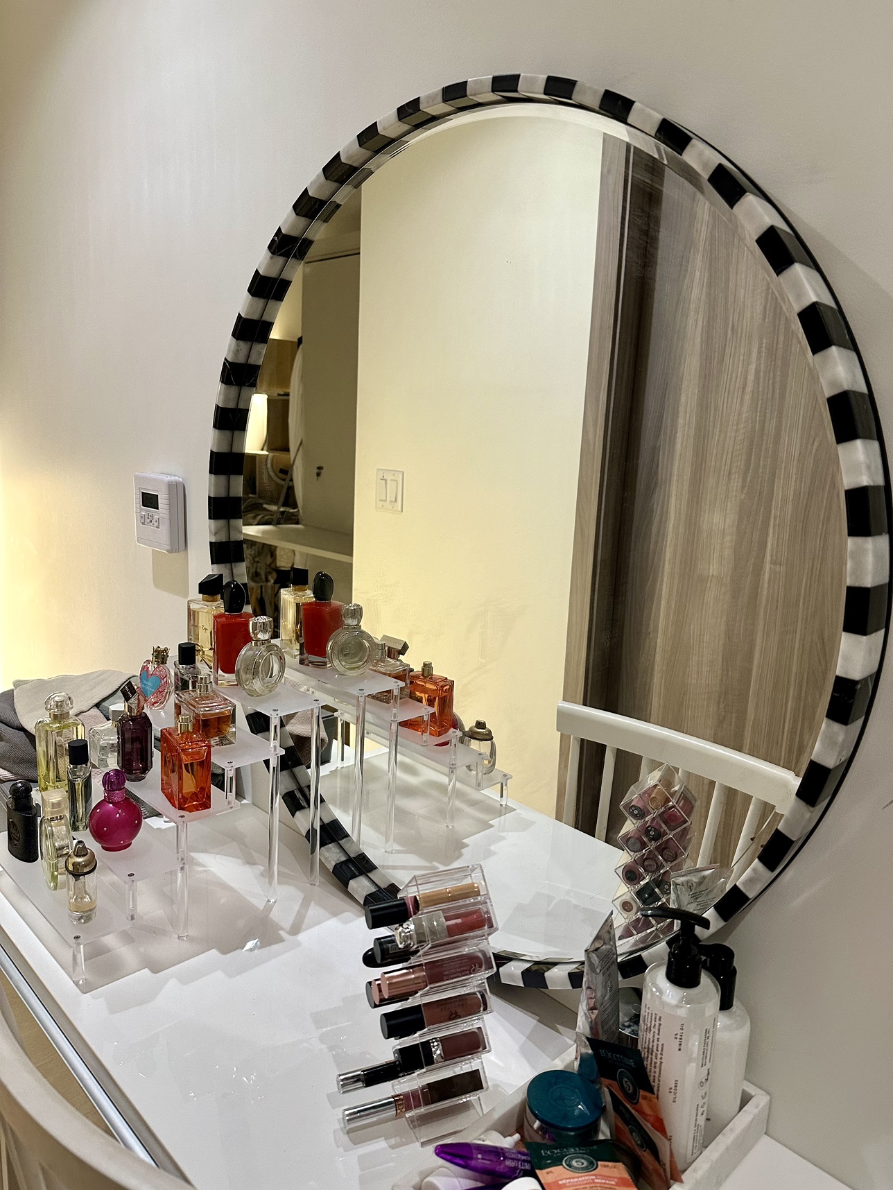 High Quality Marble Round Black and White Mirror