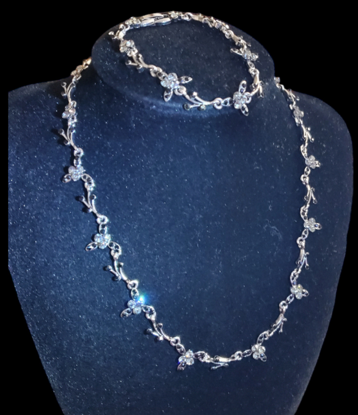 Vtg. Silver Flower Necklace & Bracelet Set image indicator(3)