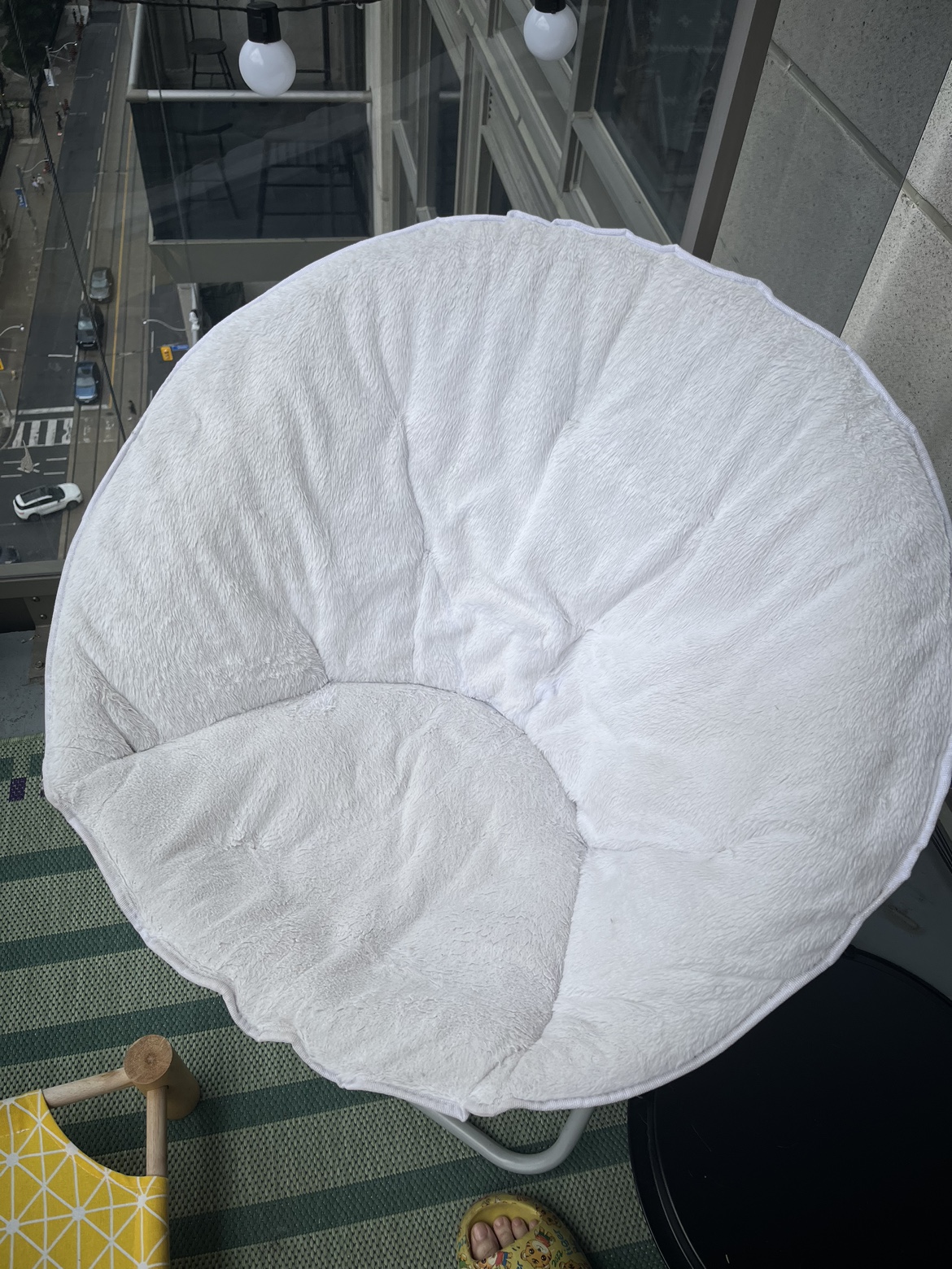 Round white chair thumbnail