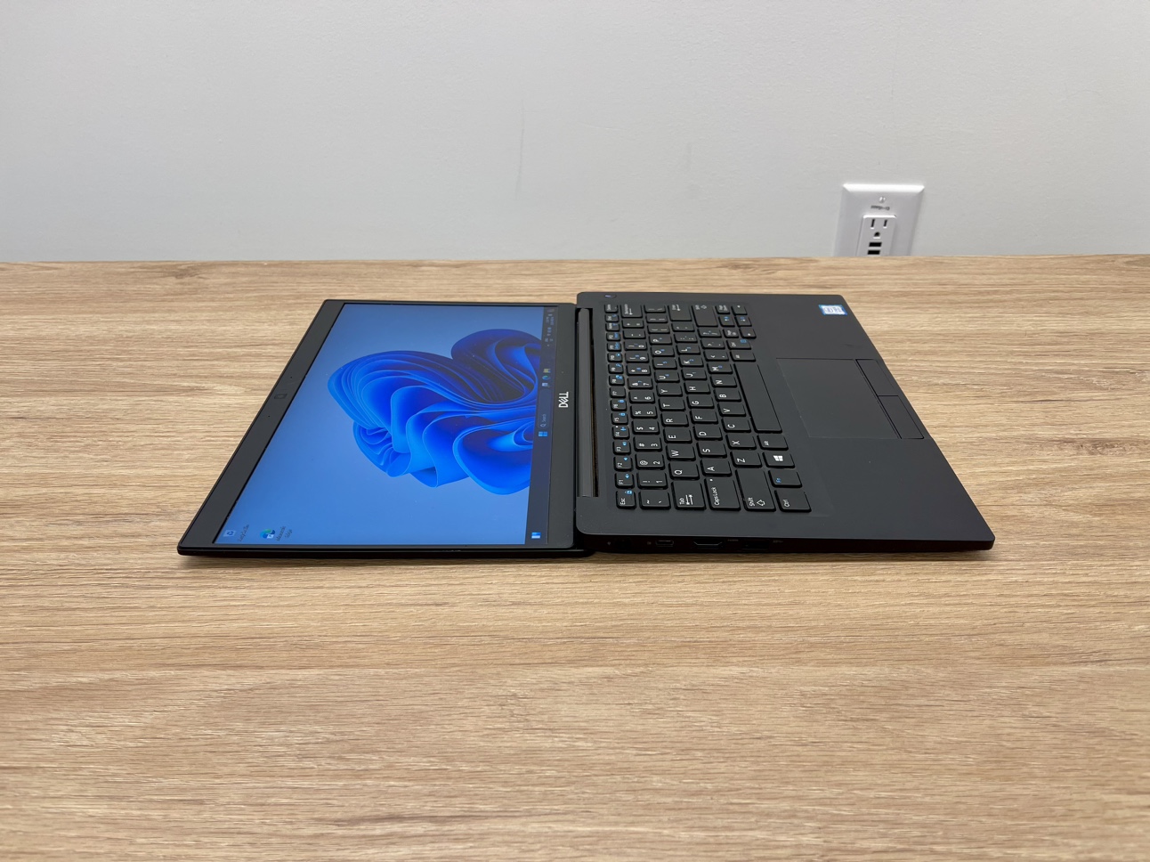 Dell Latitude 7390 Laptop image indicator(3)