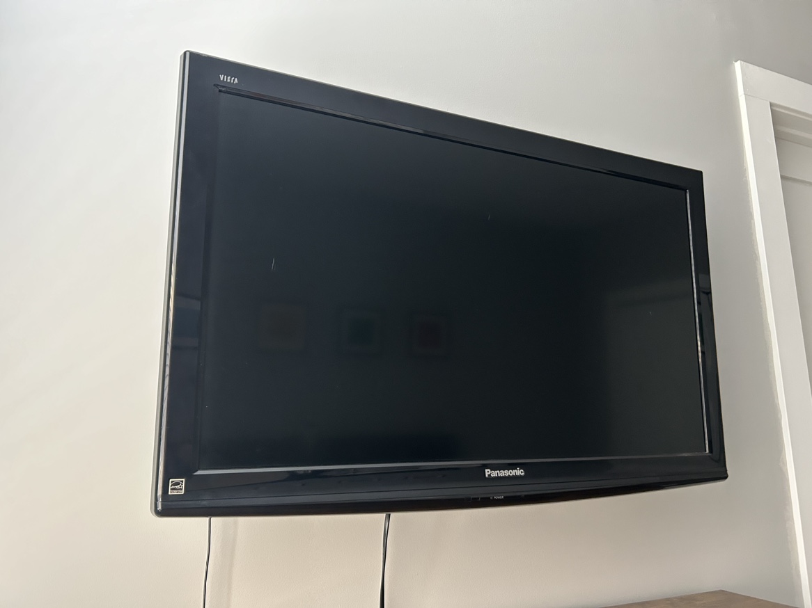 Panasonic Viera 36 Inch TV With Wall Mount - photo 2