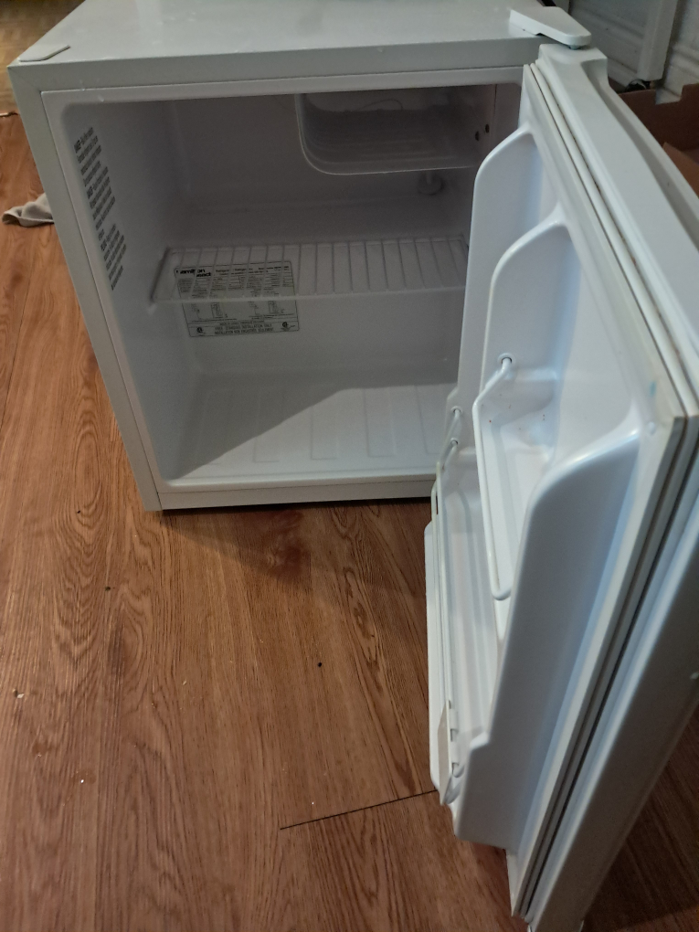 Hamilton Beach Mini fridge - photo 2