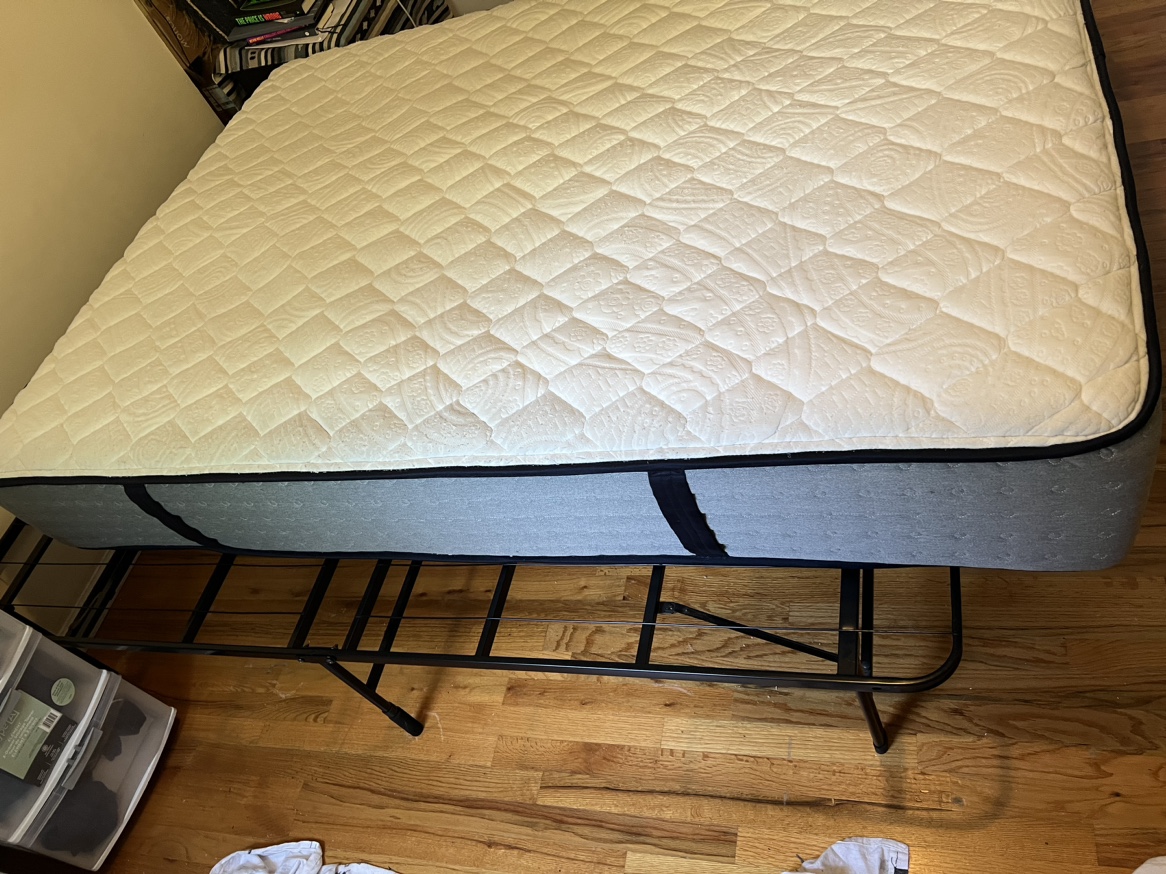 Queen size mattress with protector cover - photo 5