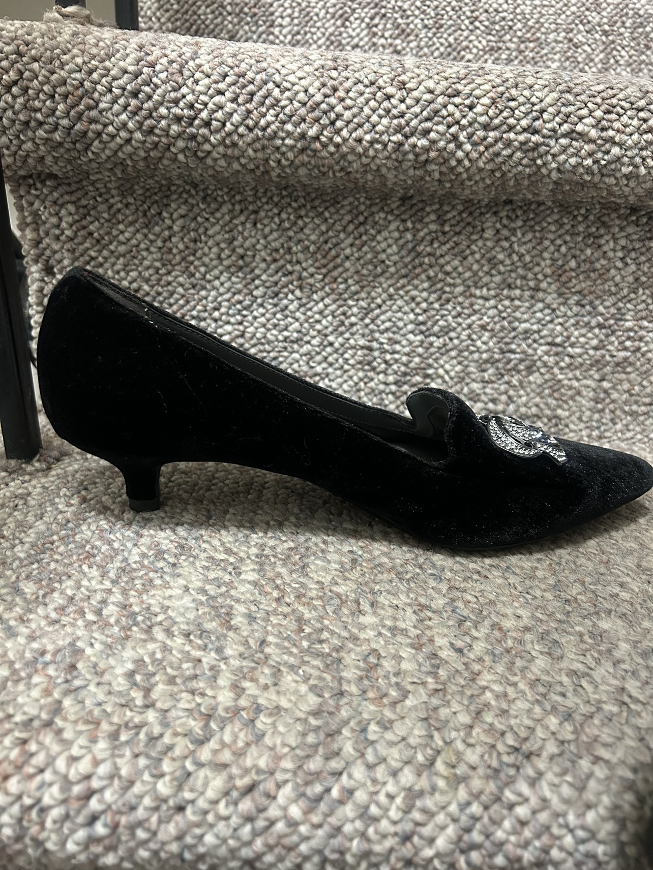 Black rose velvet heel image indicator(2)