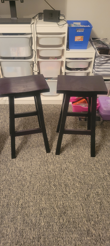 2 bar stools