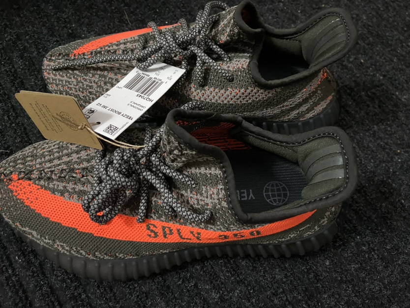 YEEZY Boost 350 V2 CARBON BELUGA - Size Mens 6 / Women’s 7