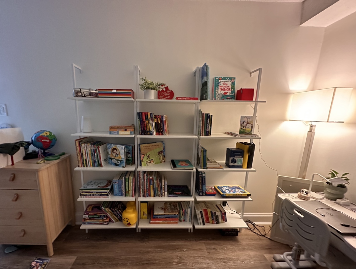 Four (4) white ladder bookcases in white - photo 4