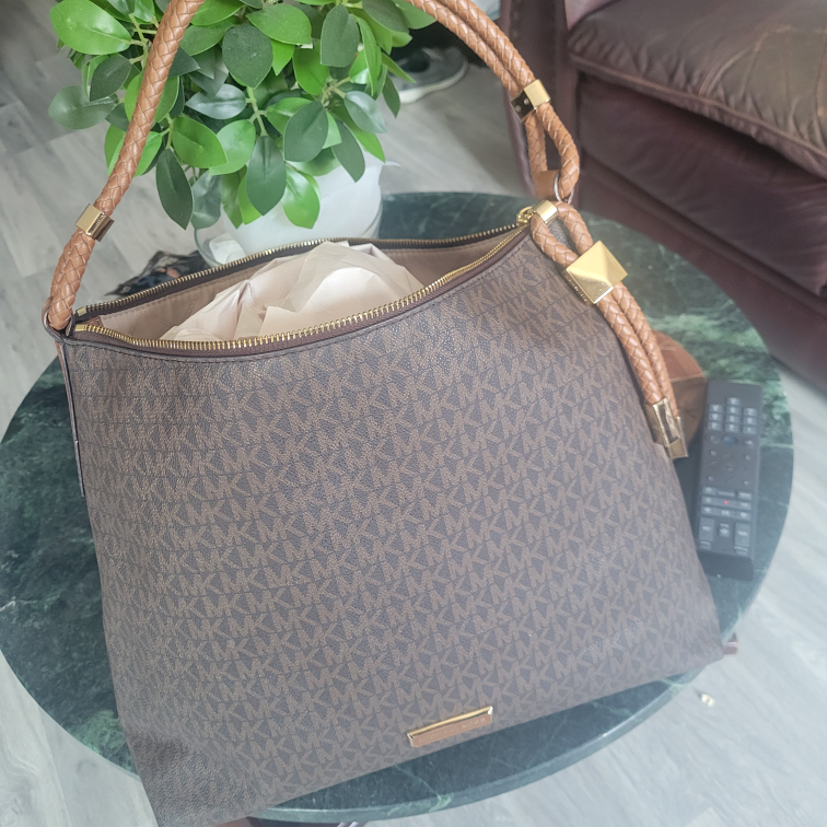 Micheal Kors large shoulder slouching bag