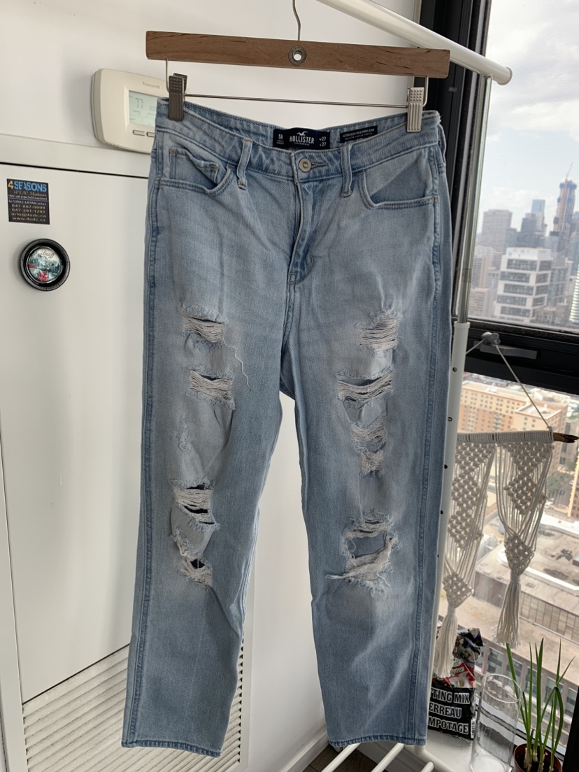 Hollister Ultra High-Rise Mom Jeans thumbnail