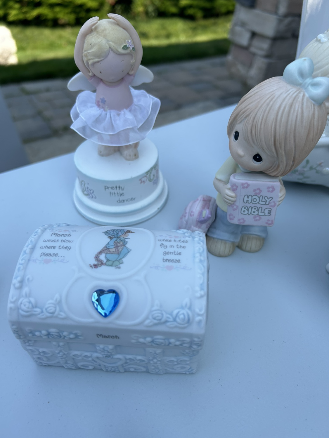 Precious Moments figurines image indicator(4)