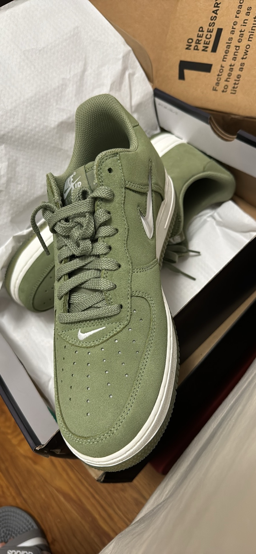 Nike Air Force 1 Low Green Olive Size 10 image indicator(2)