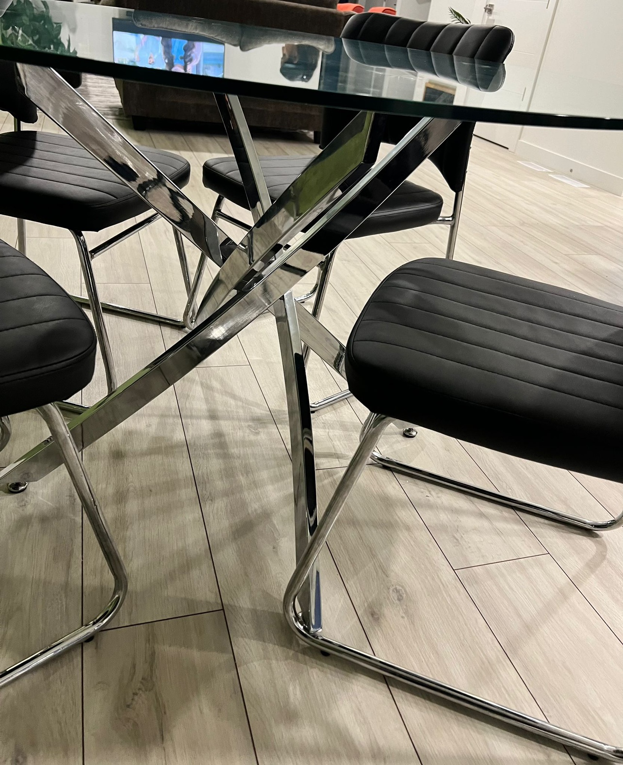 Glass dining table and 4 chairs - photo 3