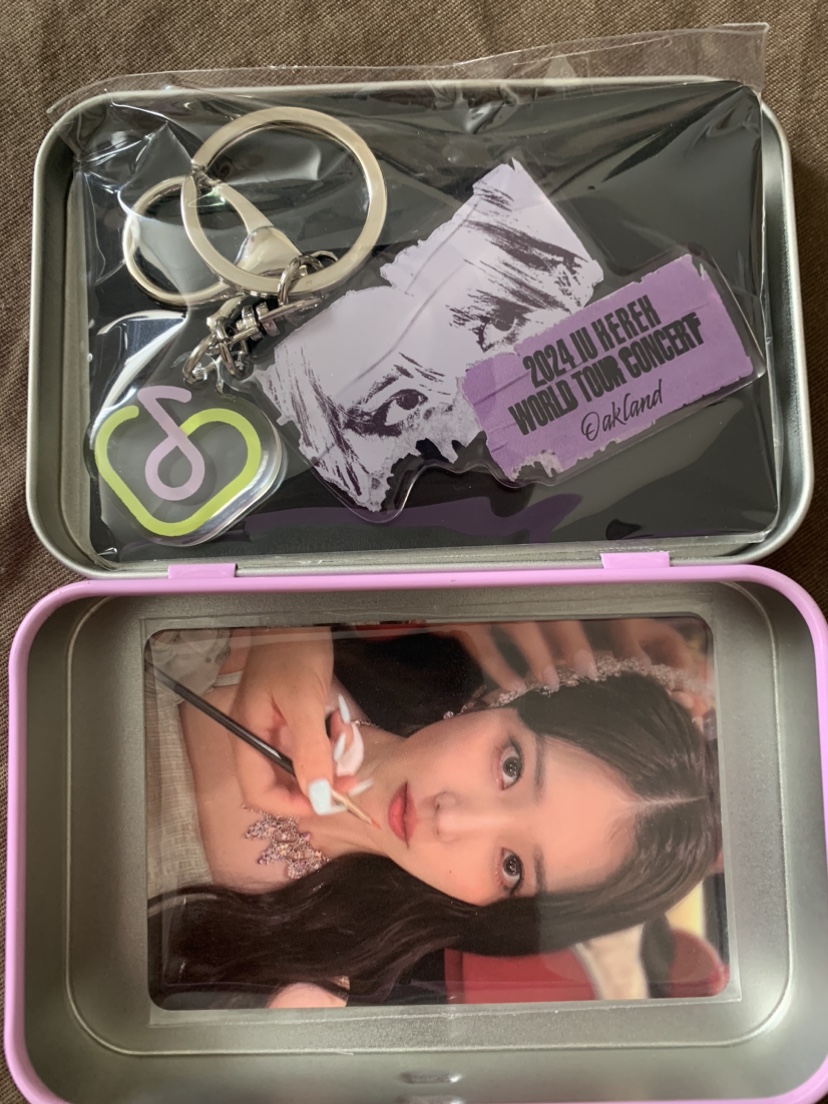 Merch from IU 2024 tour image indicator(2)