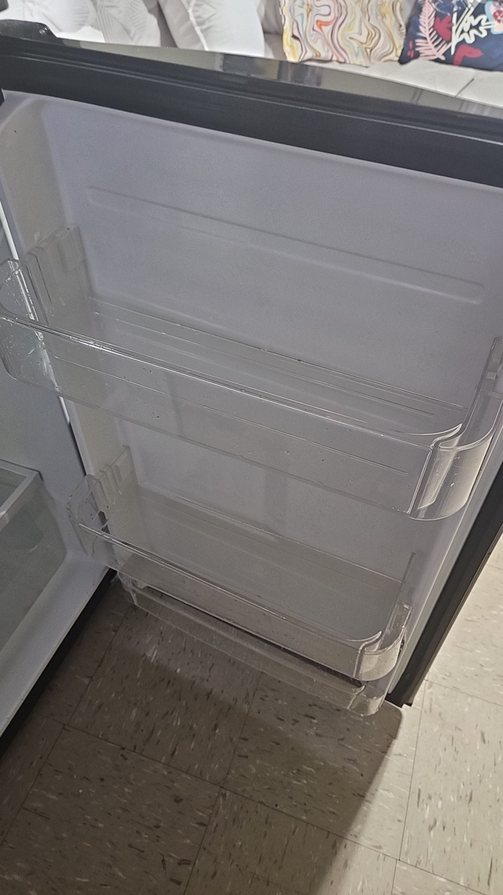 GE Refrigerator - photo 3