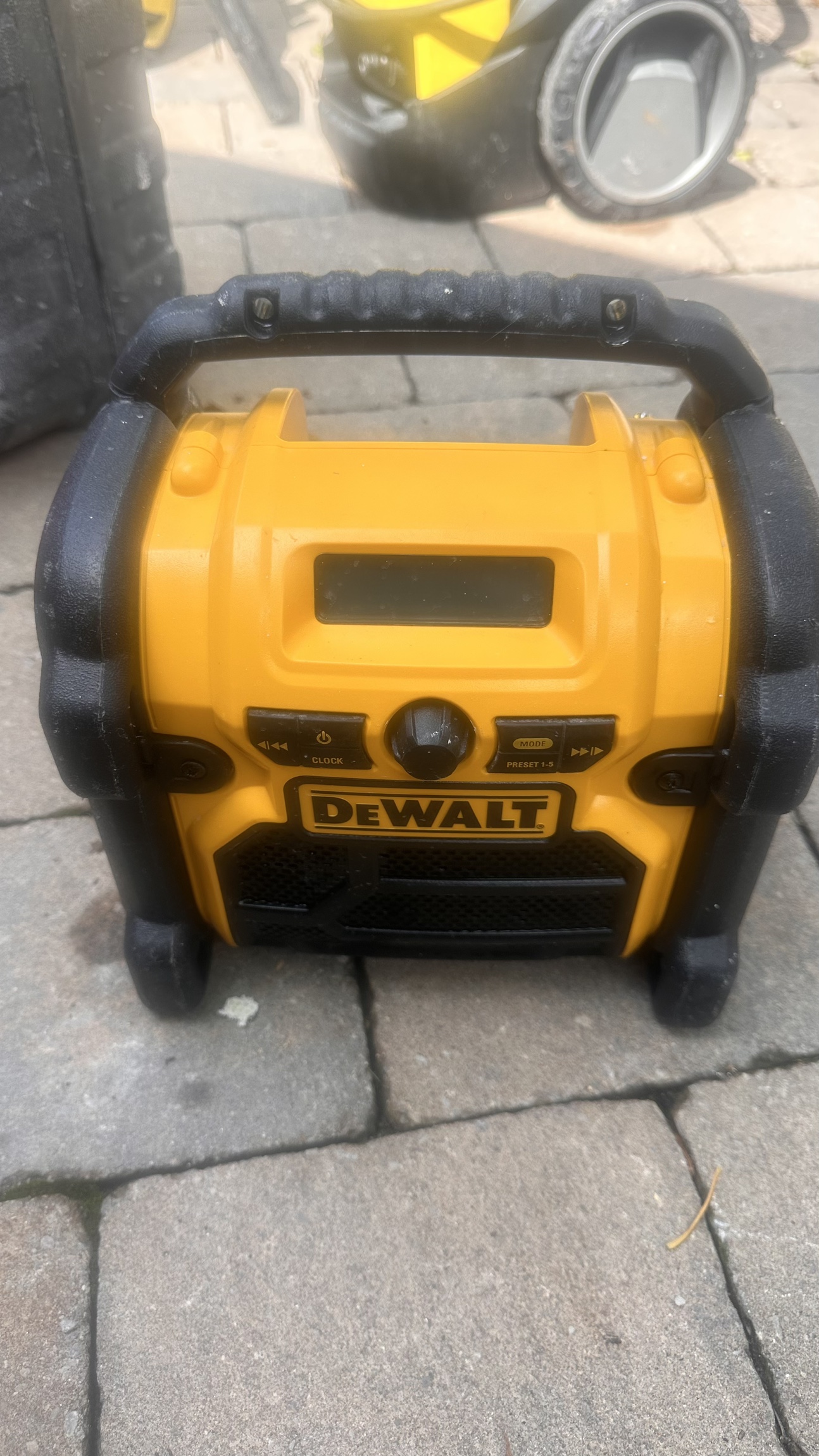 DeWalt DCR018 20V MAX/12V MAX Compact Worksite Radio image indicator(4)