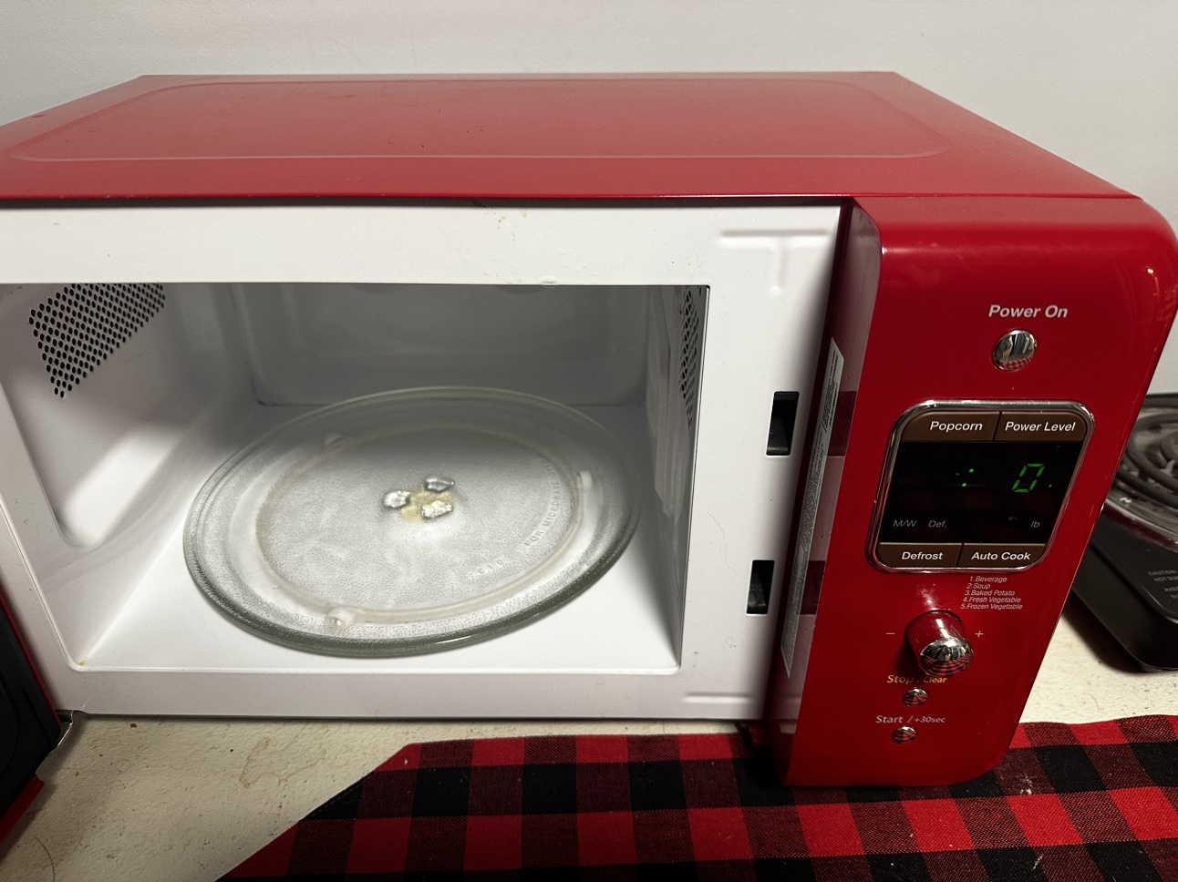 Red vintage look “Daewoo” Microwave - photo 3