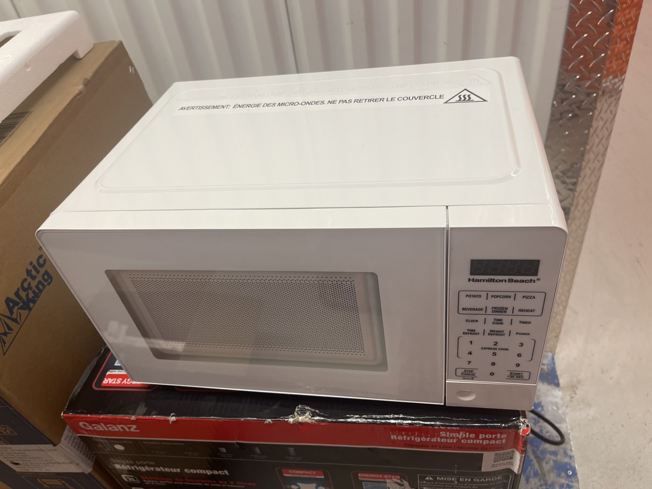 Hamilton Beach Microwave 0.7cu thumbnail
