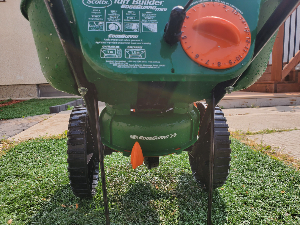Grass seeds & Spreader Moving Out Sale - photo 5