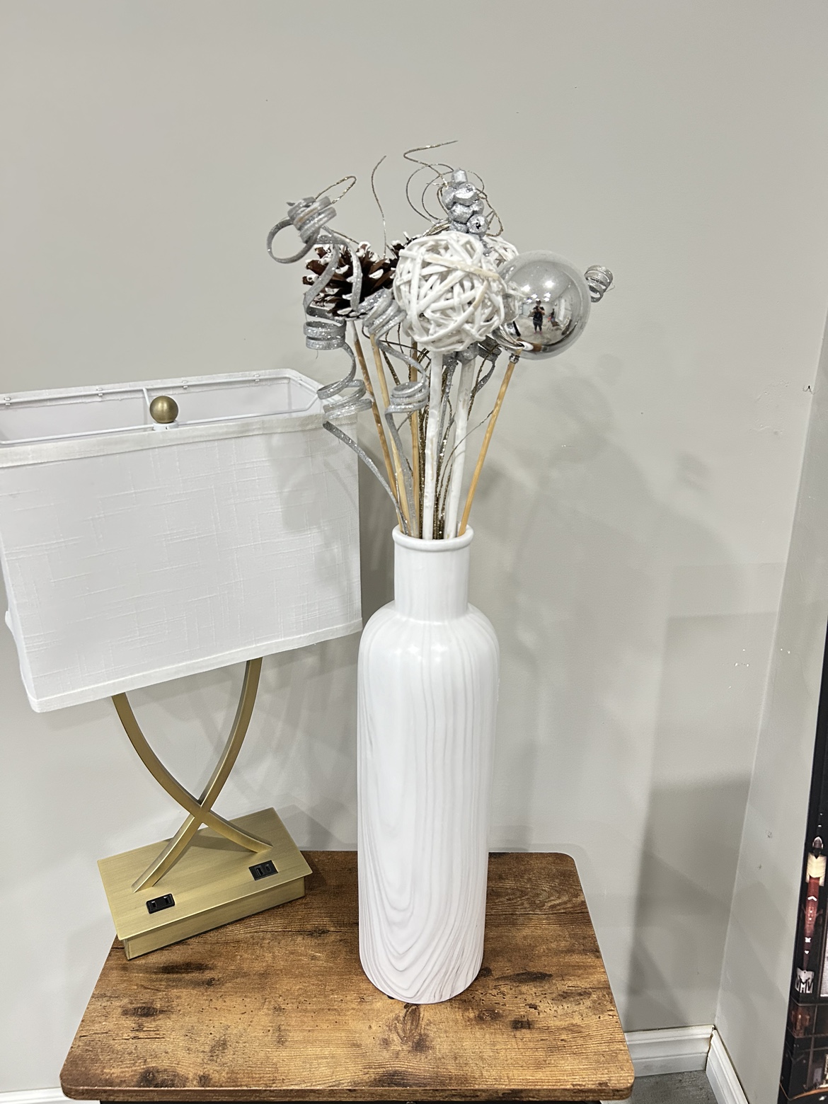 White Marble Vase with decor - photo 2