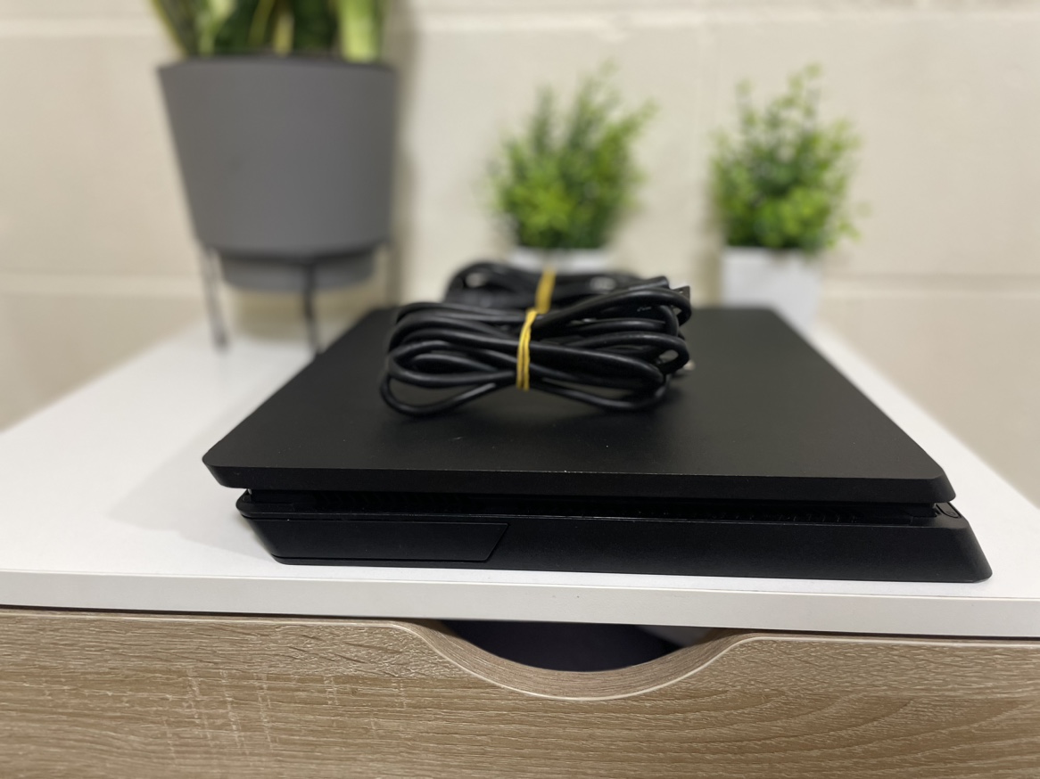 PlayStation 4 pro- 1 TB, 2 Controllers - photo 4