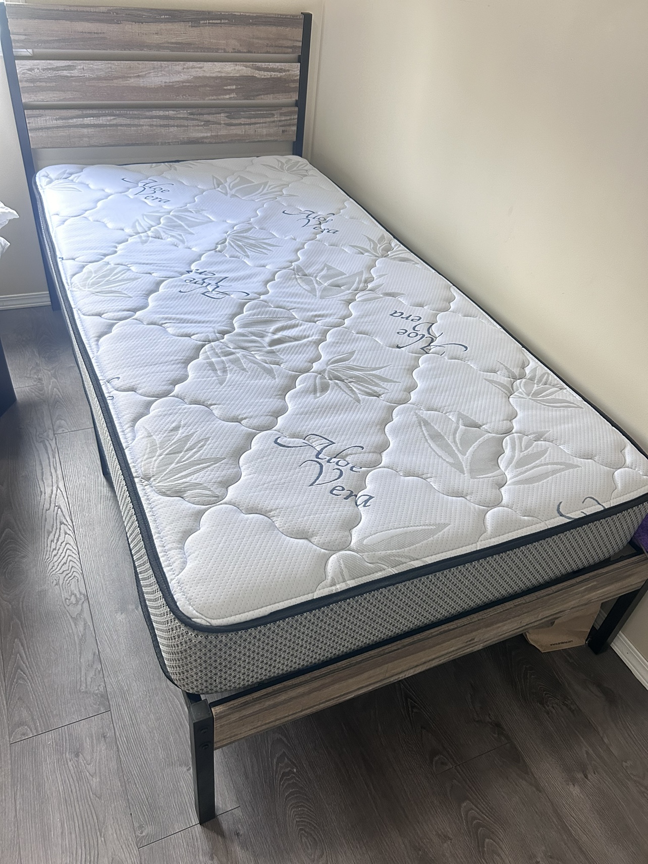 Bed frame and mattress - photo 2