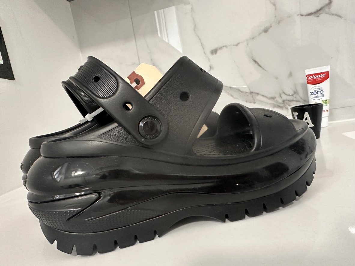 Crocs mega crush sandal (size 6) image indicator(2)