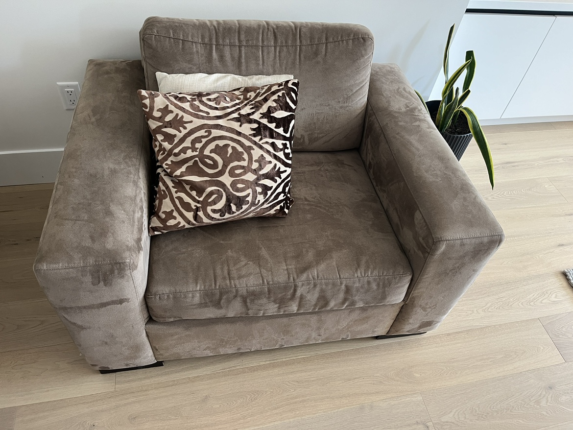 Super comfy 1 1/2 arm chair - photo 2