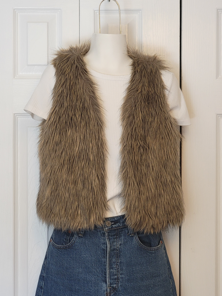 OLD NAVY Girls faux fur vest. image indicator(2)