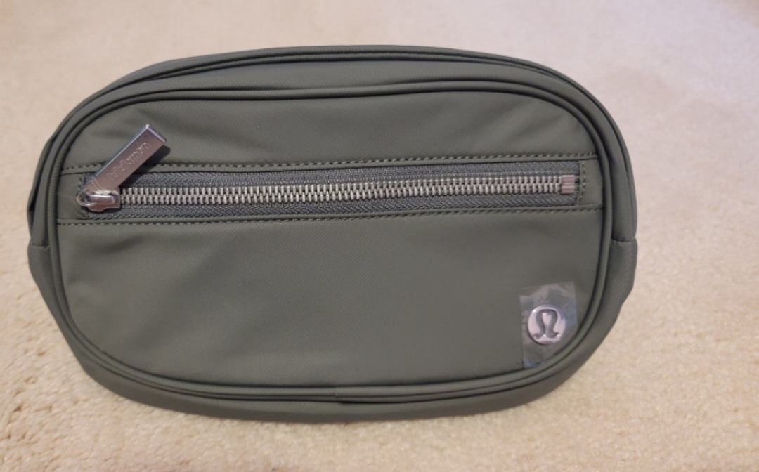 Lululemon Everywhere Belt Bag image indicator(2)