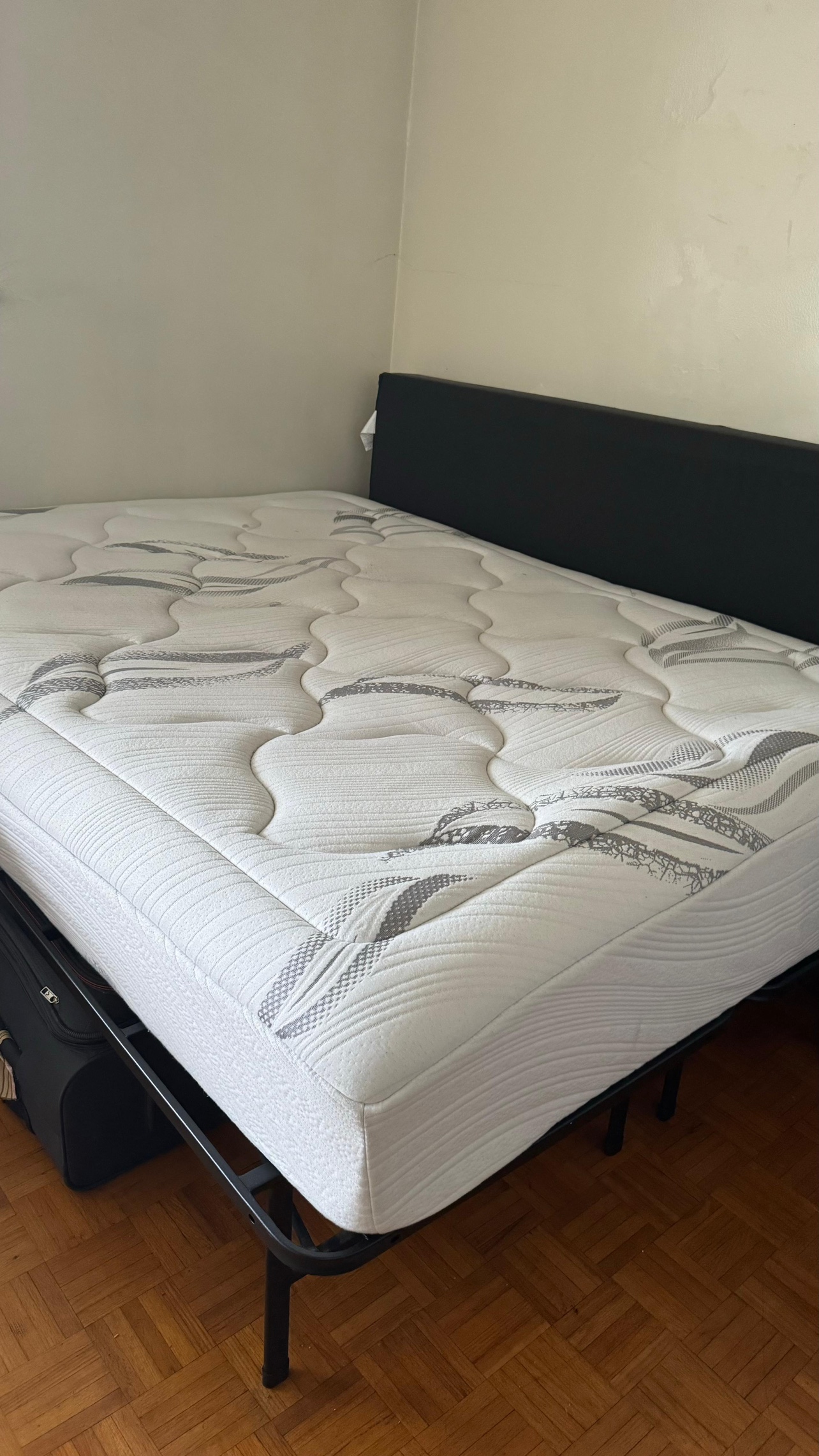 Zinus 12inch memory foam queen size Mattress - photo 2