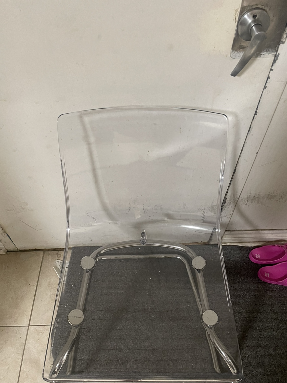 Like New - Plastic Chair - photo 4