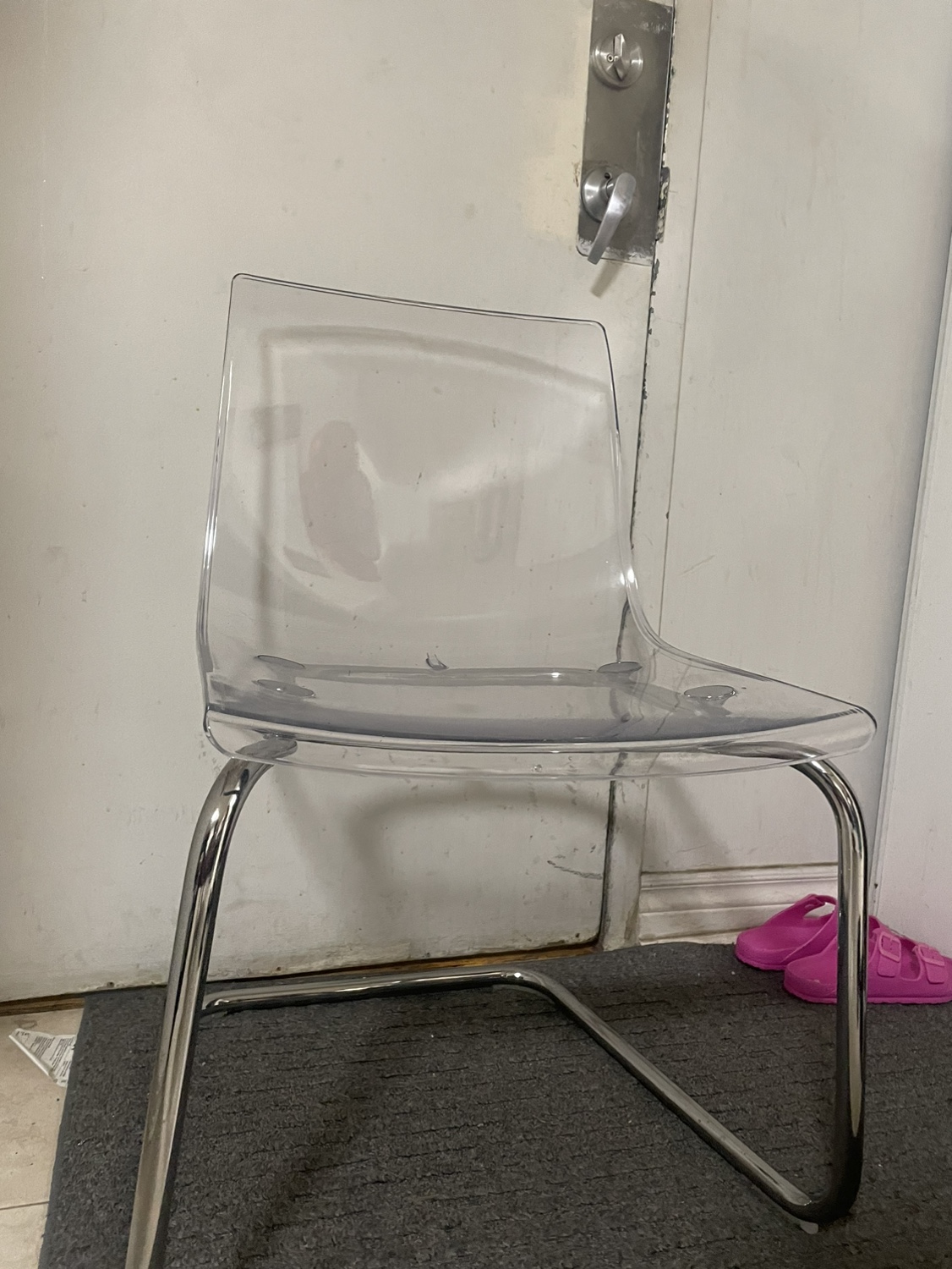 Like New - Plastic Chair - photo 3