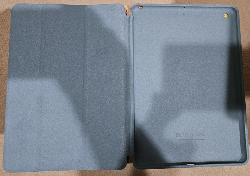 Ipad 7th generation 128GB With WiFi and Cellular + 2 Cases image indicator(8)