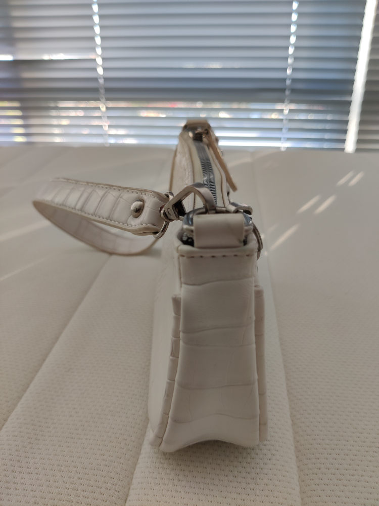 White Crocodile Embossed Chain Bag image indicator(3)