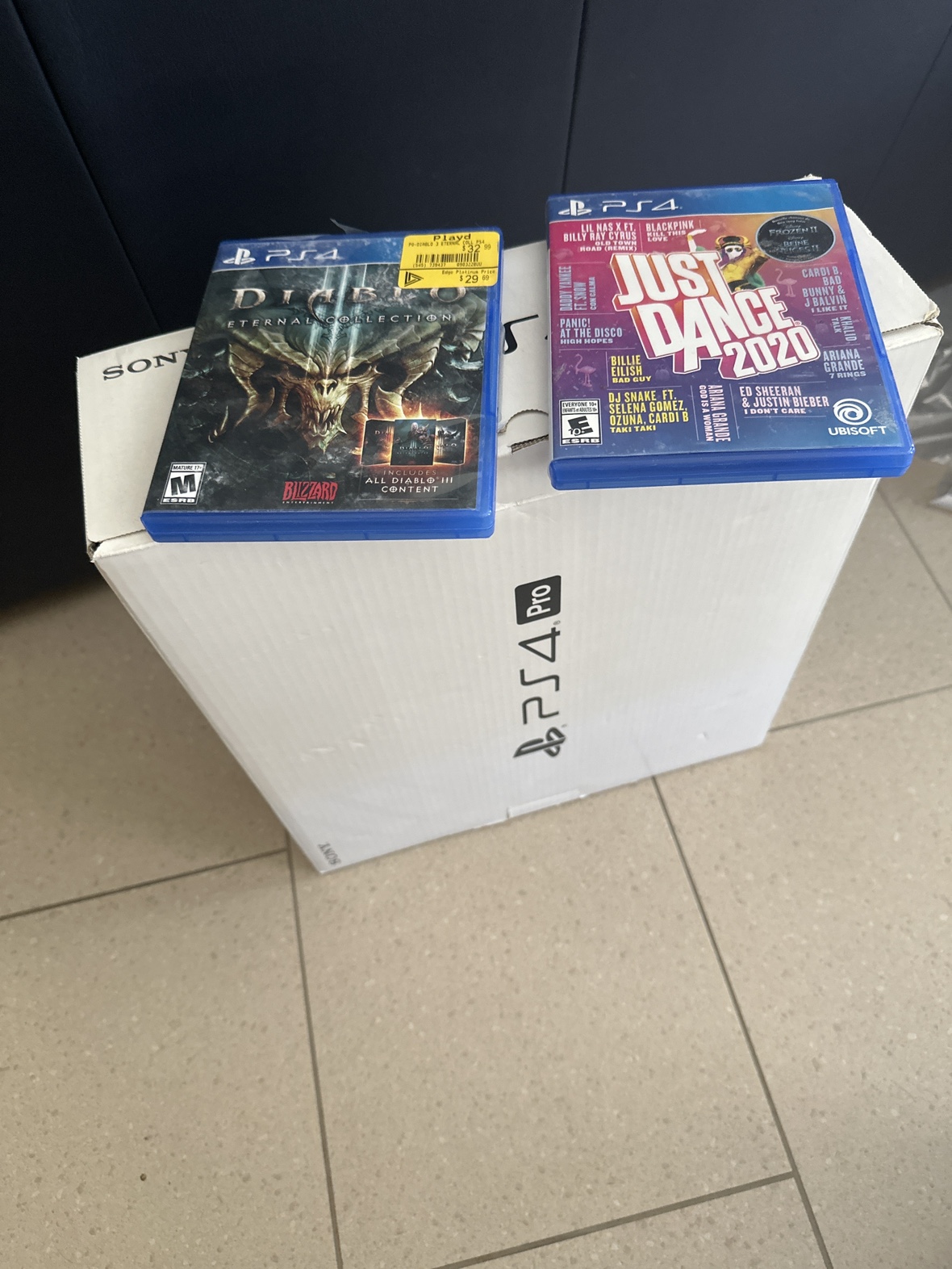 ps4 pro 1tb comes with 2 controller and free games - photo 2