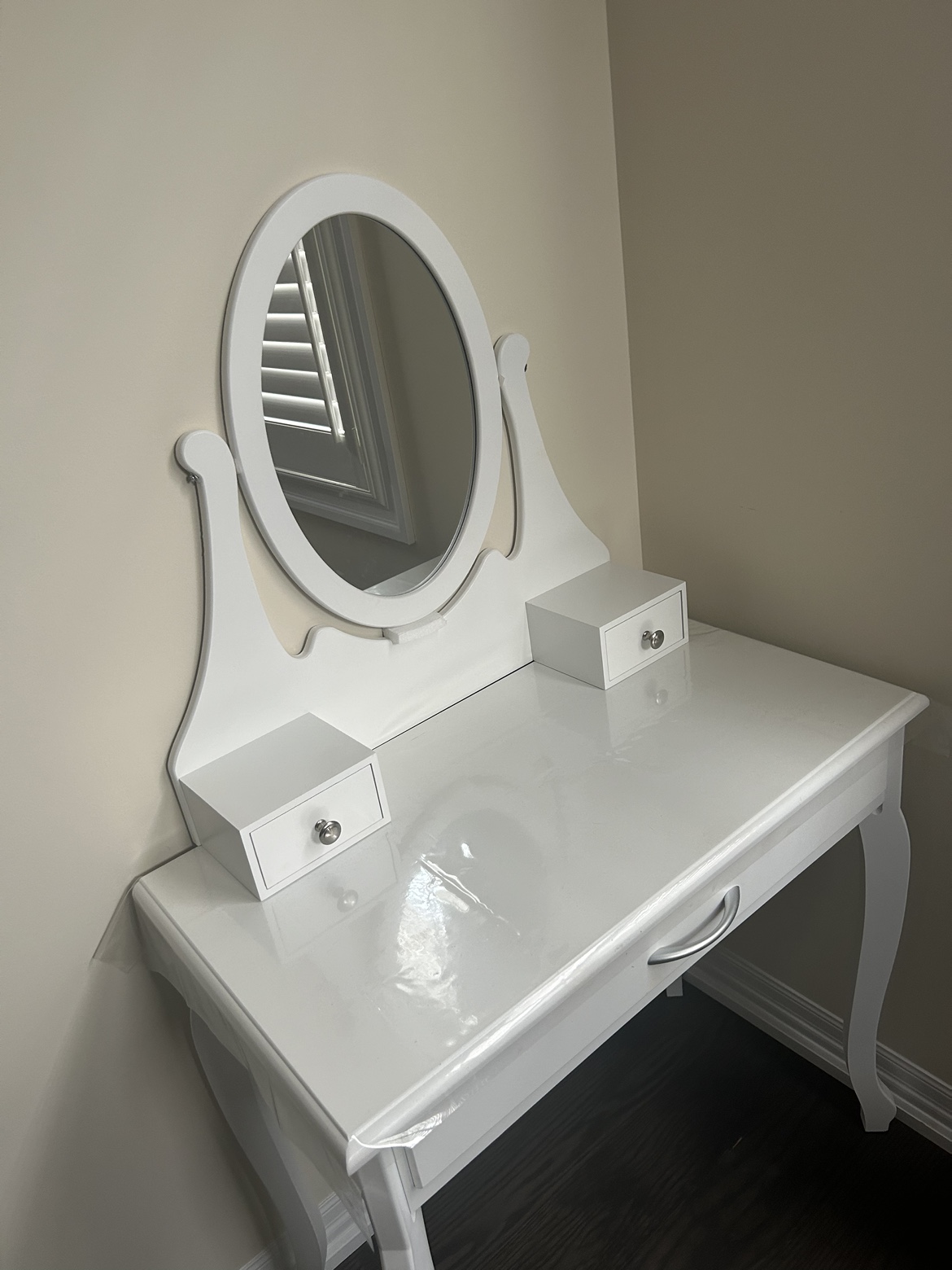 Brand NEW White Vanity Table image indicator(2)