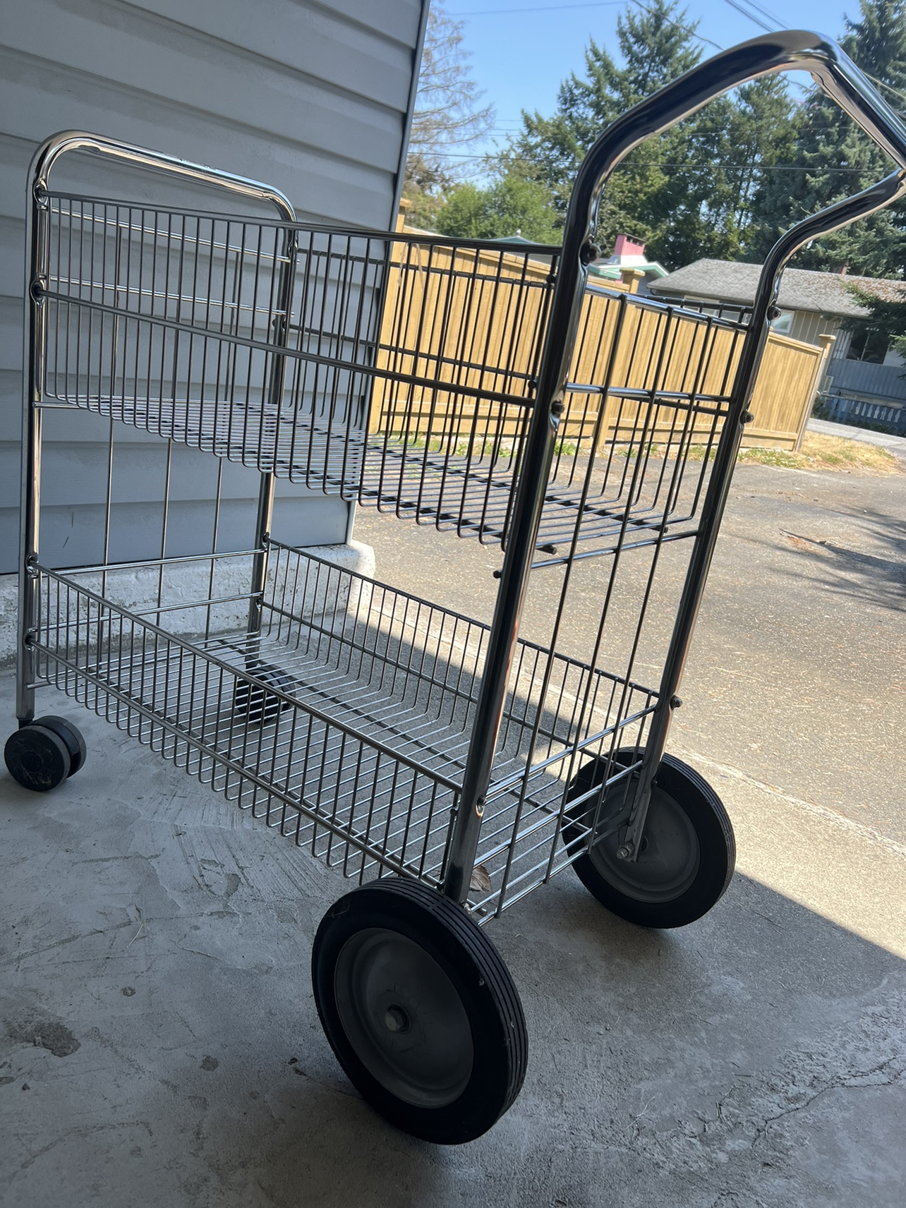 Large wire shopping Cart. - photo 3